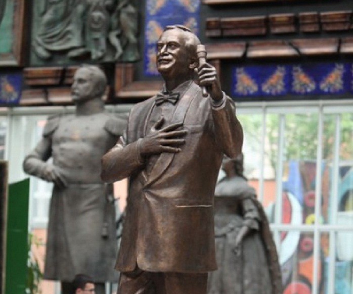 La statue de bronze de Polad Bulbuloglu dévoilée à l’Académie russe de peinture